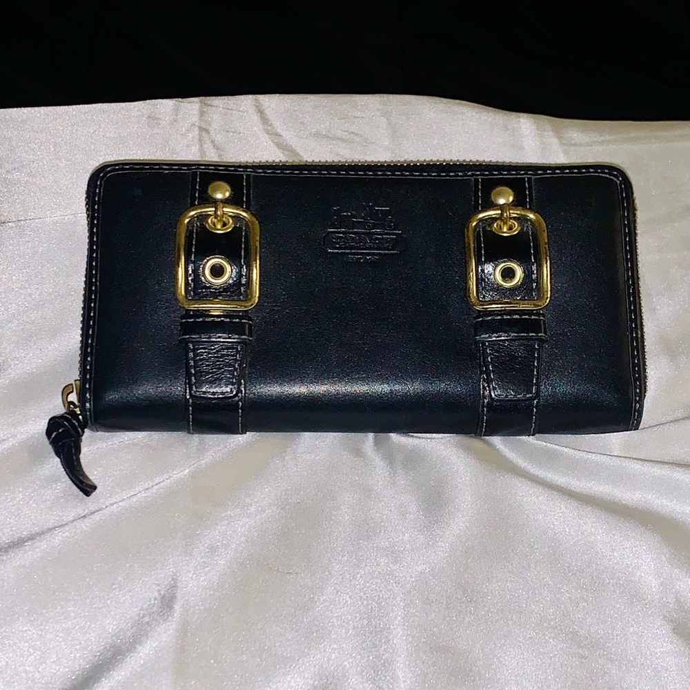 Coach leather wallet 💜💚
